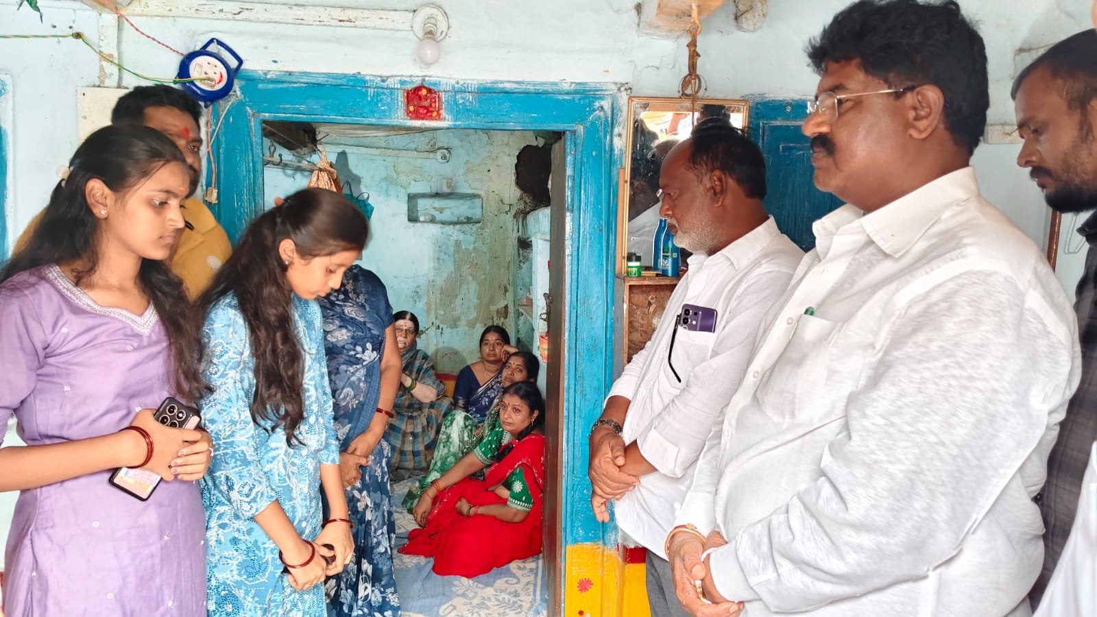 కౌలాస్ గ్రామంలో న్యాయవాది విఠల్‌కు మాజీ ఎమ్మెల్యే హన్మంత్ షిండే నివాళులు