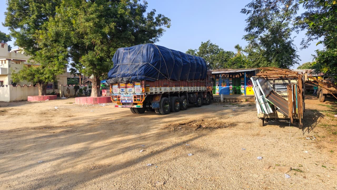 ఎల్లారెడ్డి వడ్ల లారీ ఘటనకు సంబంధించి అందించిన మొదటి చిత్రం