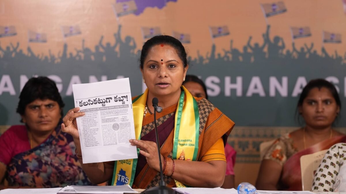 రంగారెడ్డి జిల్లా కొంగరకుర్దు-ఏ గ్రామ భూముల వివాదంపై రైతులతో కలిసి మీడియా సమావేశం నిర్వహించి, భూ ఆక్రమణల ఆరోపణలపై పత్రాలను ప్రదర్శిస్తున్న తెలంగాణ రక్షణ సేన చీఫ్ కల్వకుంట్ల కవిత.