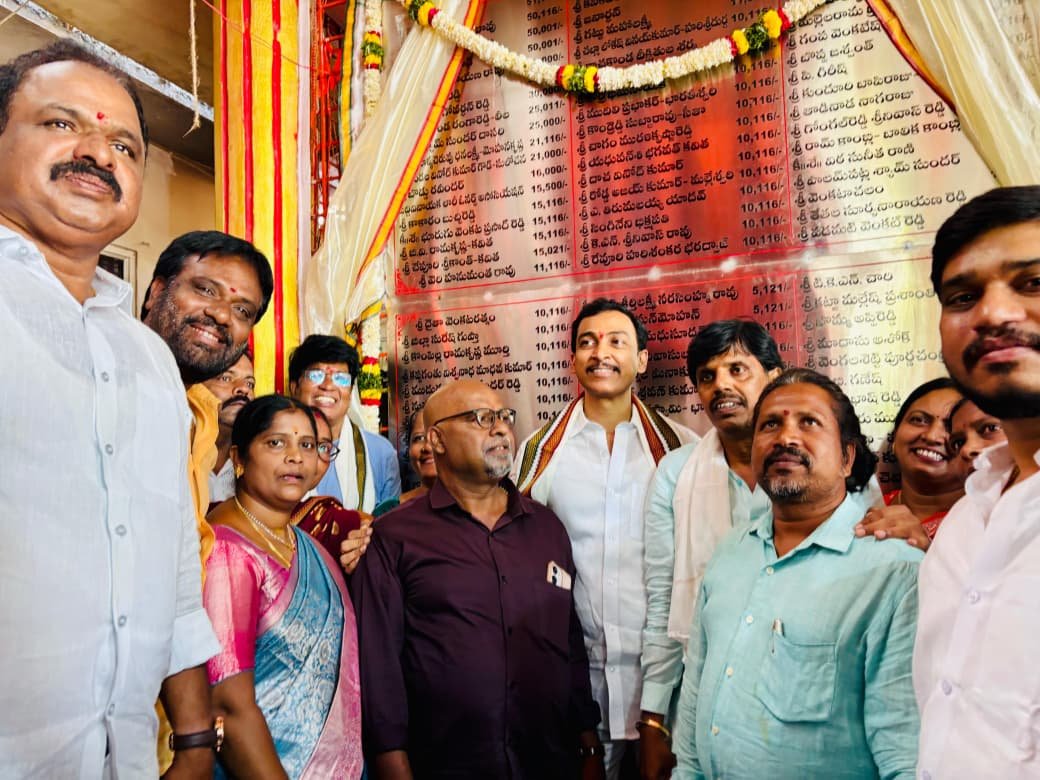 కాప్రా శ్రీ లక్ష్మీ చెన్నకేశవ స్వామి ఆలయ స్వాగత తోరణం పనులను ప్రారంభించిన పరమేశ్వర్ రెడ్డి