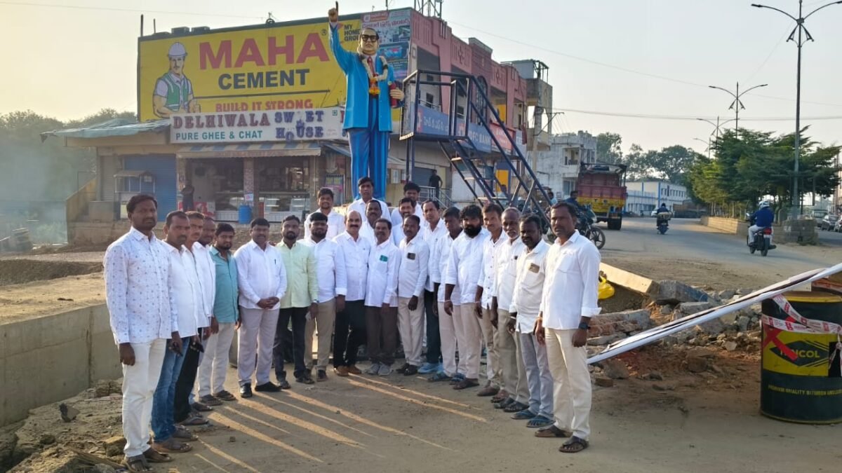 రోడ్డు అభివృద్ధి పనుల వద్ద అంబేద్కర్ విగ్రహం సమీపంలో పాల్గొన్న ప్రజాప్రతినిధులు మరియు నాయకులు