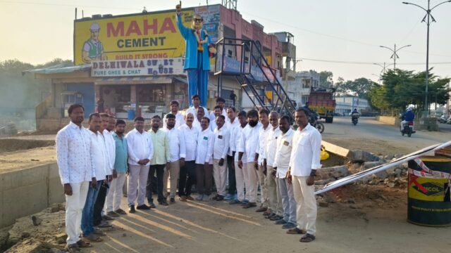 రోడ్డు అభివృద్ధి పనుల వద్ద అంబేద్కర్ విగ్రహం సమీపంలో పాల్గొన్న ప్రజాప్రతినిధులు మరియు నాయకులు
