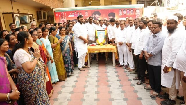 కార్యక్రమంలో చిత్రపటానికి నివాళులర్పిస్తున్న నాయకులు, మహిళలు మరియు కార్యకర్తలు