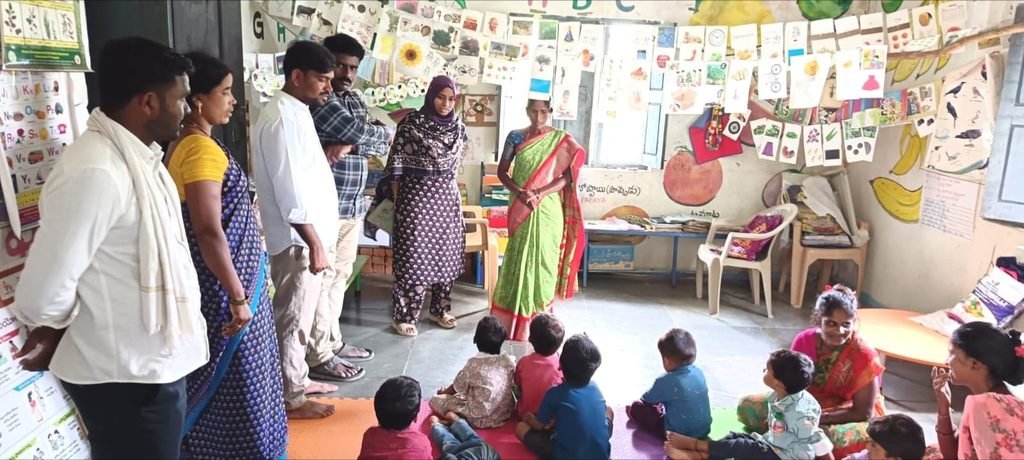 అంగన్వాడీ కేంద్రంలో చిన్నారులతో మాట్లాడుతున్న ఎంపీడీవో తహెరా బేగం మరియు సిబ్బంది