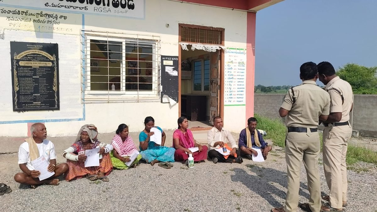 అమర్ సింగ్ తండాలో గ్రామపంచాయతీ ముందు నిరసన వ్యక్తం చేస్తున్న రైతులు
